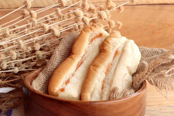 Bread with milk tea custard and hot tea. — Stock Photo, Image