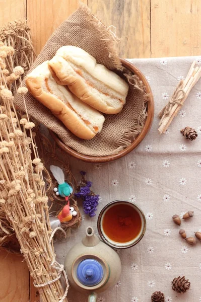 Pan con natillas de té con leche y té caliente . — Foto de Stock