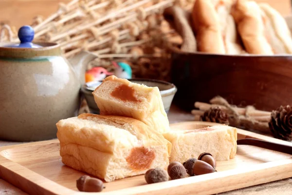 Brot mit Milchtee-Pudding und heißem Tee. — Stockfoto