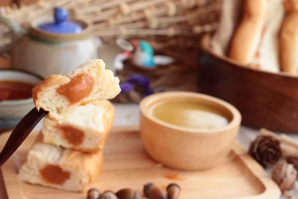 Brot mit Milchtee-Pudding und heißem Tee. — Stockfoto