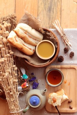 Ekmek süt çay muhallebi ve sıcak çay ile.