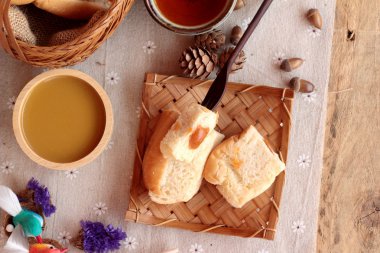 Ekmek süt çay muhallebi ve sıcak çay ile.
