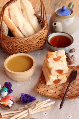 Ekmek süt çay muhallebi ve sıcak çay ile.