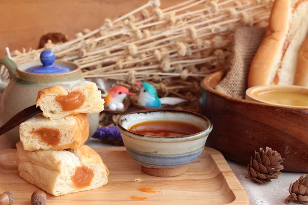 Brot mit Milchtee-Pudding und heißem Tee. — Stockfoto