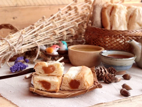 Pão com leite creme de chá e chá quente . — Fotografia de Stock