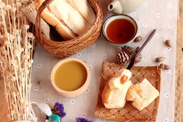 Pane con crema di tè al latte e tè caldo . — Foto Stock