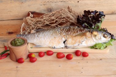 Tuz ile baharatlı sos lezzetli ızgara balık.