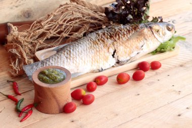 Tuz ile baharatlı sos lezzetli ızgara balık.