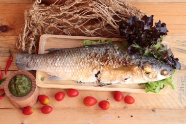 Tuz ile baharatlı sos lezzetli ızgara balık.