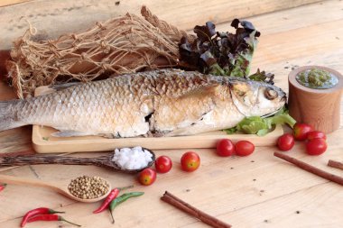 Tuz ile baharatlı sos lezzetli ızgara balık.