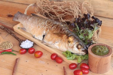 Tuz ile baharatlı sos lezzetli ızgara balık.