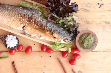 Tuz ile baharatlı sos lezzetli ızgara balık.