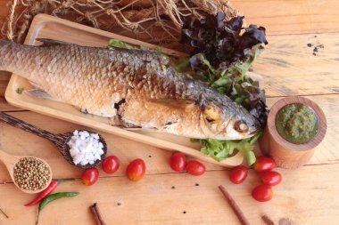 Tuz ile baharatlı sos lezzetli ızgara balık.