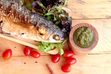 Tuz ile baharatlı sos lezzetli ızgara balık.