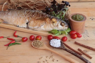 Tuz ile baharatlı sos lezzetli ızgara balık.