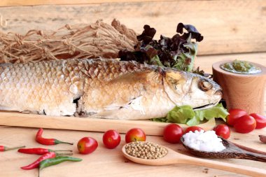 Tuz ile baharatlı sos lezzetli ızgara balık.