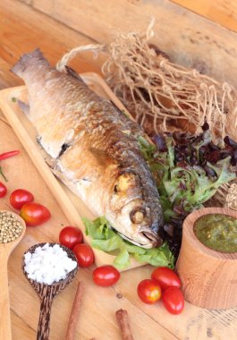 Tuz ile baharatlı sos lezzetli ızgara balık.