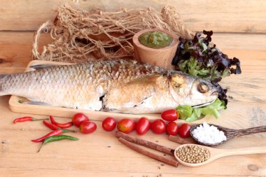 Tuz ile baharatlı sos lezzetli ızgara balık.