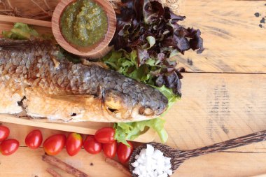 Tuz ile baharatlı sos lezzetli ızgara balık.