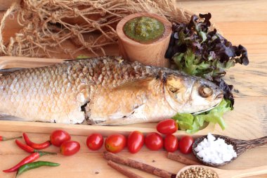 Tuz ile baharatlı sos lezzetli ızgara balık.