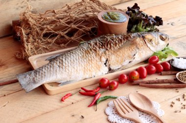 Tuz ile baharatlı sos lezzetli ızgara balık.