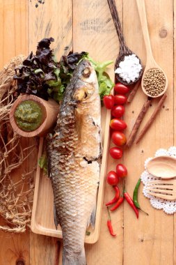 Tuz ile baharatlı sos lezzetli ızgara balık.