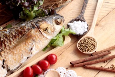 Tuz ile baharatlı sos lezzetli ızgara balık.