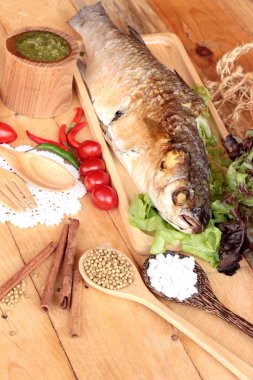 Tuz ile baharatlı sos lezzetli ızgara balık.