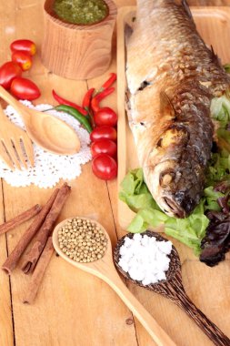 Tuz ile baharatlı sos lezzetli ızgara balık.