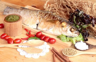 Tuz ile baharatlı sos lezzetli ızgara balık.