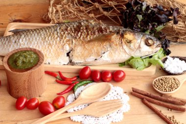 Tuz ile baharatlı sos lezzetli ızgara balık.