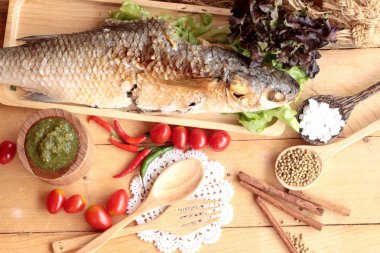 Tuz ile baharatlı sos lezzetli ızgara balık.