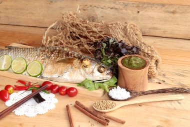 Tuz ile baharatlı sos lezzetli ızgara balık.