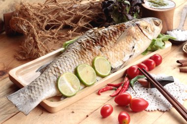 Tuz ile baharatlı sos lezzetli ızgara balık.