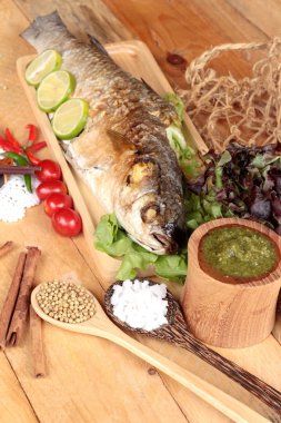 Tuz ile baharatlı sos lezzetli ızgara balık.