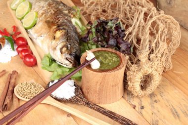 Tuz ile baharatlı sos lezzetli ızgara balık.