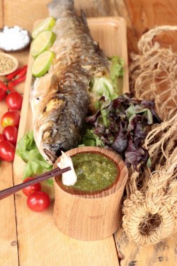 Tuz ile baharatlı sos lezzetli ızgara balık.