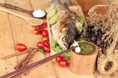 Tuz ile baharatlı sos lezzetli ızgara balık.