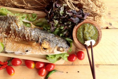 Tuz ile baharatlı sos lezzetli ızgara balık.