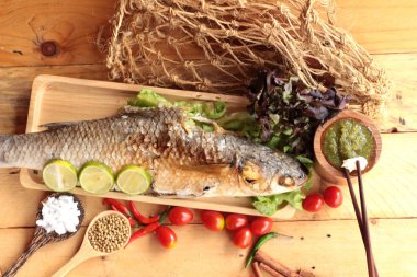 Tuz ile baharatlı sos lezzetli ızgara balık.