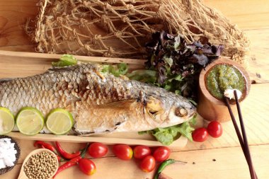 Tuz ile baharatlı sos lezzetli ızgara balık.