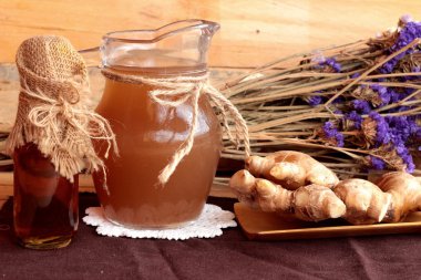 Zencefil su ot ve bal ile taze zencefil.