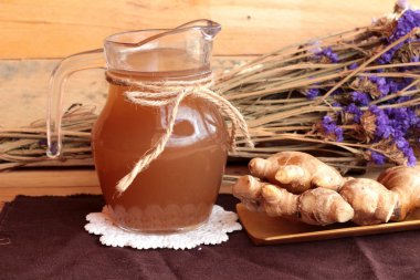 Zencefil su ot ve bal ile taze zencefil.