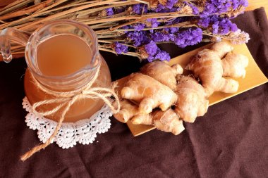 Zencefil su ot ve bal ile taze zencefil.