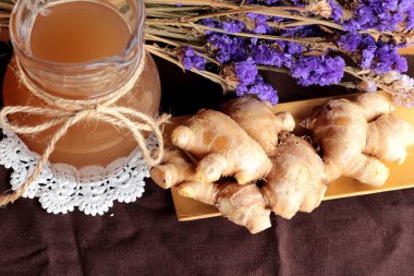 Zencefil su ot ve bal ile taze zencefil.