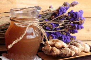 Zencefil su ot ve bal ile taze zencefil.