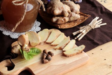 Zencefil su ot ve bal ile taze zencefil.