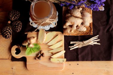 Zencefil su ot ve bal ile taze zencefil.