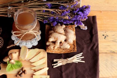 Zencefil su ot ve bal ile taze zencefil.