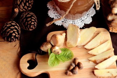 Zencefil su ot ve bal ile taze zencefil.